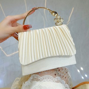Elegante bolso de mano plisado para la noche con asa metálica de flor con diamantes de imitación para bodas y fiestas - Product Image 1