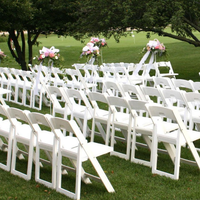 Chaises pliantes d'extérieur en résine blanches pour événements, empilables, pour location, idéales pour mariages et Wimbledon – Vente en gros