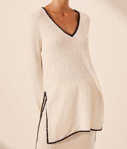 Algodão orgânico V-Neck Embossed Camisa Outono Há lacunas nos lados Skinny Fit Estilo Casual com logotipo frontal - Product Image 2