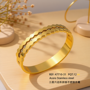 Bracciale a tre strati esagonale in acciaio inossidabile Angelina, placcato oro, gioiello alla moda unisex - Product Image 2