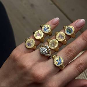 Bague en acier inoxydable de style européen et américain, tendance et populaire, pour la Saint-Valentin, avec motifs Lion, Sirène, Cœur, Amour et peinture colorée - Product Image 3