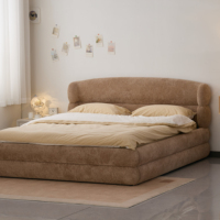 Lit rembourré incurvé de style vintage moderne italien avec cadre en bois pour chambre à coucher