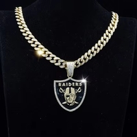 Chaîne cubaine surdimensionnée en alliage de zinc plaqué or 14K, avec pendentif bouclier de pirate sportif orné de strass en cristal, style bling pour fans de streetwear