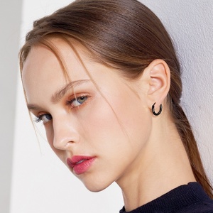 Orecchino a cerchio geometrico da 2-2.5mm di alta lucidatura 316L in <span class=keywords><strong>acciaio</strong></span> inossidabile <span class=keywords><strong>chirurgico</strong></span> per uomo e donna <span class=keywords><strong>orecchini</strong></span> a cerchio rotondi Huggie - Product Image 4