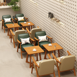 Juego de Muebles de Café de Estilo Retro en Madera y Cuero con Sillas Tapizadas en Dos Tonos y Mesas de Madera - Product Image 2