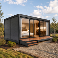 Suite d'hôtel modulaire en conteneur préfabriqué avec façade vitrée large et terrasse d'entrée en bois pour hébergement en station balnéaire