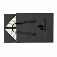 Boîte cadeau rigide noire en gros avec poignée et logo personnalisé pour vêtements, chaussures et présentation en magasin