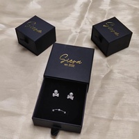 Boîte à bijoux à tiroir avec gaufrage, revêtement UV, doublure en éponge, matériaux recyclés, couleur personnalisable, fermeture magnétique pour pendentifs et clous d'oreilles