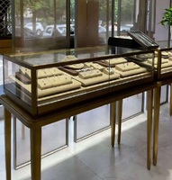 Vitrine d'îlot de luxe en verre noir et or, durable, avec éclairage LED haut de gamme pour la présentation de bijoux fins dans les centres commerciaux