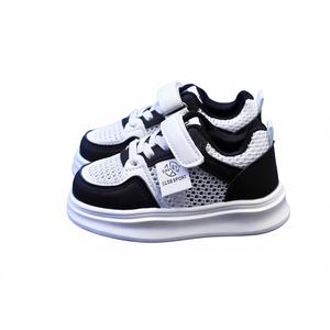 Venta al por mayor 2025 Verano Zapatillas de deporte casuales Niños para niños y niñas Zapatos blancos de malla hueca Transpirable y cómodo - Product Image 1