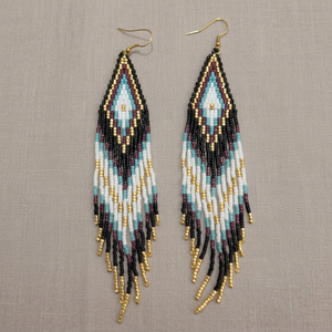 Pendientes de flecos con cuentas Miyuki Delica hechos a mano en dorado metálico, blanco marfil, azul turquesa y negro con diseño geométrico tribal. - Product Image 5