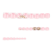 Vente en Gros 24 Faux Ongles de Pieds Artificiels Blancs Français à Fleurs, Rose Nude Portables Courts Forme Plate pour Pédicure