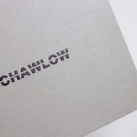 Boîte d'emballage haut de gamme en papier texturé avec logo estampé à chaud et poignée en soie pour portefeuille