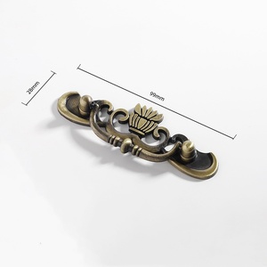 Tiradores de cajón de puerta de armario de muebles de madera para el hogar clásicos tipo corona de Color de latón antiguo de alta calidad - Product Image 1