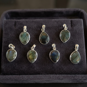 Pendentif religieux en labradorite plaqué or 18 carats avec perle et diamant, étanche, en laiton, couleur personnalisable, unisexe, idéal pour les fêtes - Product Image 2