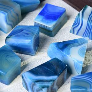 Vente en gros de pierres d'agate bleue naturelle à forme libre, pierres uniques, sélection de cadeaux en cristal - Product Image 6