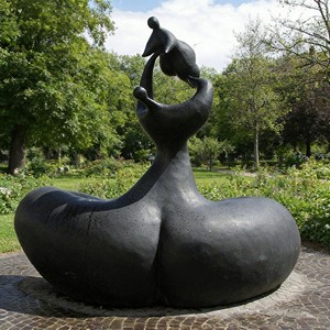 Statue décorative d'art moderne en métal bronze, grande taille, représentant une femme obèse allongée, sculpture de Fernando Botero pour place de ville - Product Image 3
