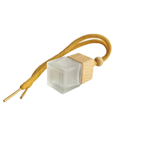 Bouteilles de diffuseur de voiture givrées suspendues en verre dépoli carré avec couvercle en bois bouteille vide de fleur rose de haute qualité de 8ml