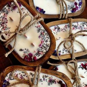 LANJO Bougie artisanale en bois avec fleurs séchées, 1 mèche, pour la fête des pères, décorative, aromathérapie - Product Image 1