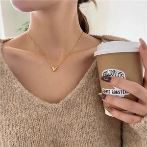 Nueva moda 18K chapado en oro de acero inoxidable clásico en forma de V colgante collar pendientes y pulsera conjunto de joyas - Product Image 3