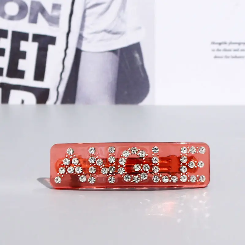 Chine usine personnalisée claire acrylique couleur bonbon barrettes avec strass mots antidérapant rose cristal barrettes de cheveux clip lettre