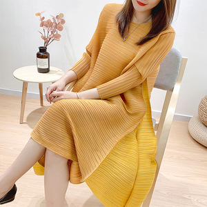 เดรสลำลองไซส์ใหญ่คอกลมและแขนสามส่วนสีทึบเดรสอเนกประสงค์ Miyake อัดพลีทหรูหรา - Product Image 4