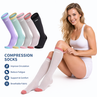 Options de couleurs multiples Chaussettes décontractées quotidiennes à hauteur du genou Acceptez le logo personnalisé Chaussettes de compression vertes 15-20 Mmhg pour femmes