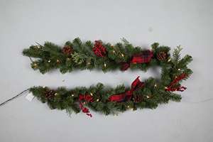 Guirnalda Navideña Artificial de PVC Verde de Buena Calidad, 6 Pies, con Bayas Rojas y Piñas, Corona Navideña - Product Image 3