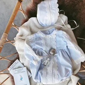 תינוק בוטיק ללבוש בגדי יילוד תינוקת ספרדית בגדי יוקרה כחול Rompers לבן תחרה חולצות + כובעים + מכנסיים קצרים יום הולדת תלבושות