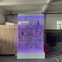 Mur d'eau à bulles acrylique mobile à changement de couleur RVB personnalisé pour intérieur avec étagère à liqueur et fontaine