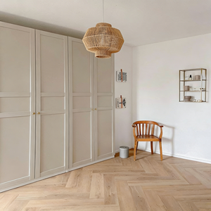 Armoire moderne en bois massif à 4 portes pour chambre à coucher avec portes à charnières durables, rangement zoné ajustable et respectueux de l'environnement - Product Image 5