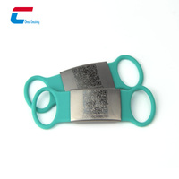 Conception personnalisée d'étiquette d'identification d'animal en silicone durable suivi anti-perte chat chien code QR étiquette en silicone pour animal de compagnie avec plaque métallique