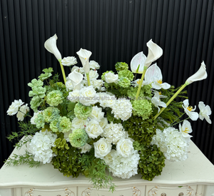 Composizione Floreale per Matrimonio con Ortensie in Seta, Sfere di Fiori Verdi e Bianchi per Decorazione Corridoio - Product Image 1
