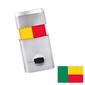 La peinture de visage du <span class=keywords><strong>Bénin</strong></span> avec des rayures vertes, jaunes et rouges ajoute une atmosphère vibrante au site de l'événement - Product Image 1