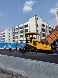 China Brand 9 Meter Paver Danfoss <b>Running</b> Gear SSP90C-10H Paving Capacity 970t/h Paving Width 9.2 Meters - Product Image 3