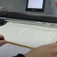 Ligne de production de mini gâteaux à dessert occidental professionnel équipement Machine de fabrication de gâteaux en rouleau suisse