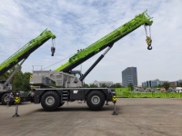 Grue tout-terrain ZRT850 à rotation continue à 360 degrés avec contrepoids lourd pour location d'équipement et opération cyclique