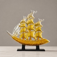 Sculpture de bateau à voile en résine ambrée transparente sur base noire, décoration nautique pour la maison, le bureau et les intérieurs d'hôtels