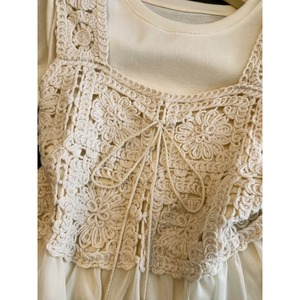 Nouvelle collection été 2026 – Ensemble deux pièces pour femme : Gilet en crochet ajouré floral et débardeur en mousseline à volants et ourlet asymétrique, blanc crème - Product Image 6