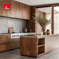Conception d'armoires de cuisine en bois massif de noyer noir sur mesure, alliant texture luxueuse avec la chaleur des idées de cuisine inspirées de la maison