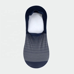 Vente en gros Chaussettes bateau invisibles en soie de glace d'été Chaussettes fines antidérapantes invisibles pour hommes - Product Image 6