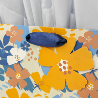 Vente en gros Sac cadeau en papier couché Stock prêt 4 pièces/ensemble sac d'emballage cadeau avec poignée avec papier d'emballage et cartes suspendues