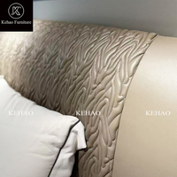 Cadre de lit capitonné de luxe, lit moderne en velours taille King avec grande tête de lit et décoration en métal doré pour villa, hôtel, chambre à coucher