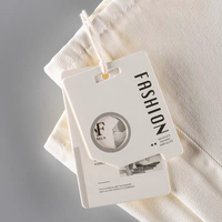 Étiquettes suspendues personnalisées de haute qualité pour vêtements, de forme irrégulière, imprimées sur mesure avec cordon pour étiquettes volantes de vêtements