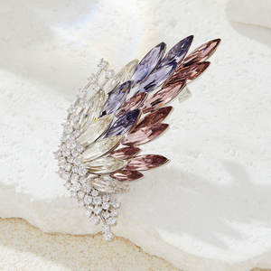 Broche Papillon en Cuivre Plaqué Or avec Cristal Marquise et Ailes d'Ange en Zirconium Cubique Dégradé de Luxe, Bijoux Personnalisés en Gros de Haute Qualité - Product Image 6