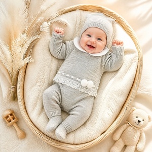 Combinaison bébé en coton KAIYUE, ensemble deux pièces tricoté sur mesure pour nouveau-né, avec col Peter Pan, bande <span class=keywords><strong>de</strong></span> dentelle, ruban, pompons et bonnet - Product Image 6