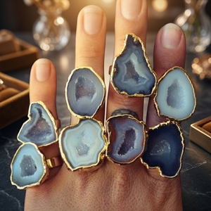 Anillo de Plata de Ley 925 Chapado en Oro con Gema Druzy Blanca Natural Genuina, Diseño Hecho a Mano, Engaste de Bisel, Corte Elegante Clásico - Product Image 3