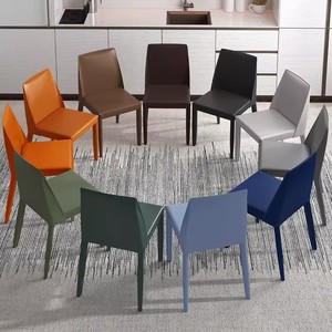 Sedie da Pranzo Moderne di Lusso in Pelle con Gambe in Ferro Resistenti, Schienale Ecologico e Design a Sella alla Moda per Casa, Hotel e Lounge - Product Image 1