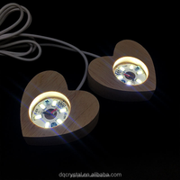 Vente en gros de jolie boule de cristal colorée en bois Base de lampe en forme de cœur USB Ornement de base Lampe en forme de cœur à LED pour la décoration de la maison