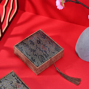 Caja de Joyería Rectangular de Lino con Borlas y Diseño de Caracteres de la Fortuna, Estilo Caligrafía Tradicional China - Product Image 3